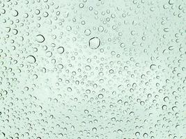 goccia di pioggia sulla superficie del vetro. foto