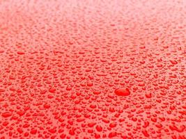 goccia di pioggia sulla superficie rossa. foto
