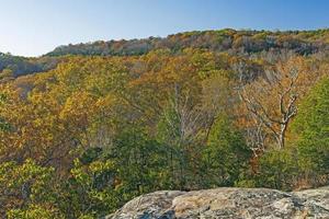 tavolozza autunnale che appare su una cresta di arenaria foto