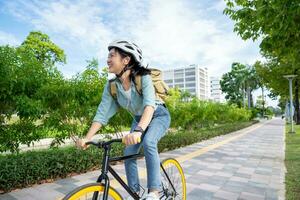 ritratto di sorridente asiatico donna stile di vita utilizzando bicicletta nel estate viaggio si intende di trasporto, eco amichevole foto