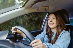 contento asiatico donna guida su il strada. viaggio su strada vacanza concetto. foto