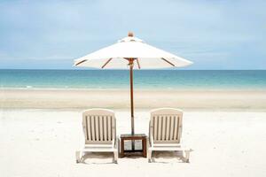 Due sdraio su un' bellissimo spiaggia . Tailandia foto