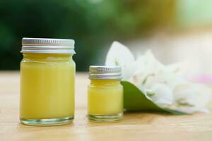 bottiglie di fatti in casa tailandese erbaceo unguento. concetto, tailandese Locale saggezza per uso fragrante medicinale erbe aromatiche per rendere inalatore e massaggio balsamo. foto