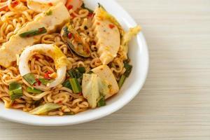 insalata piccante di noodle istantanei con carni miste foto