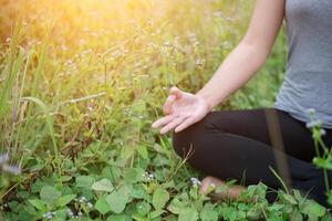 bella donna nella posizione del loto che pratica yoga. foto