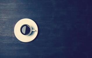 tazza di caffè su fondo in legno foto