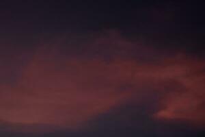 drammatico tramonto cielo con buio nuvole foto