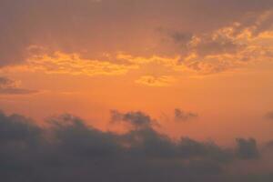 un' tranquillo alba ultimi bagliori nel nature drammatico cielo. foto