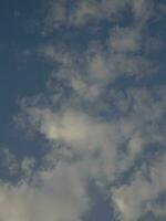 astratto blu cielo con nuvole. foto
