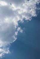 maestoso blu paesaggio nuvoloso. foto