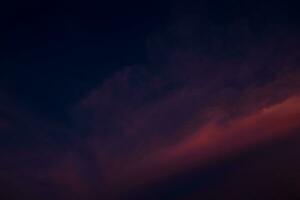colorato cielo drammatico con nuvole al tramonto foto