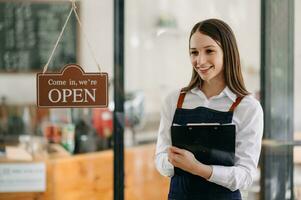 avviare riuscito piccolo attività commerciale proprietario pmi donna In piedi con tavoletta nel bar ristorante. donna barista bar proprietario. foto