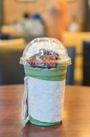 tè verde freddo con panna montata e fagioli rossi al caffè foto