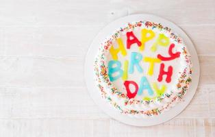 torta di buon compleanno sul tavolo foto