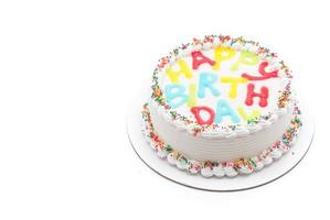 torta di buon compleanno su sfondo bianco foto