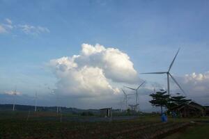 vento turbine a tramonto con un' bellissimo cielo nel il sfondo. il concetto di rinnovabile energia. foto