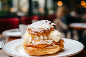 delizioso soffio Pasticcino con frustato crema servito nel un' bar, ai generativo foto