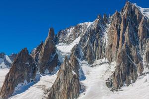 massiccio de mont blanc su il confine di Francia e Italia. nel il primo piano il ghiaccio campo e crepacci di il valle blanche foto