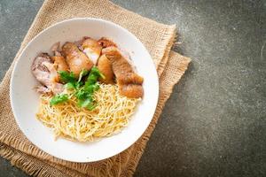 ciotola di noodles di coscia di maiale in umido essiccata - stile cibo asiatico