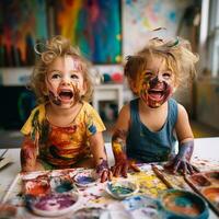 ai generato carino bambini ridendo insieme e avendo divertimento con vernici. dipinto nel pelle mani. bambino ritratto. creativo concetto. vicino su foto