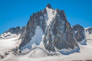 massiccio de mont blanc su il confine di Francia e Italia. nel il primo piano il ghiaccio campo e crepacci di il valle blanche foto