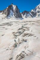 massiccio de mont blanc su il confine di Francia e Italia. nel il primo piano il ghiaccio campo e crepacci di il valle blanche foto