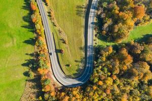 bellissimo aereo paesaggio di montagna foresta strada. aereo Visualizza di formosa strada nel bellissimo autunno foresta foto