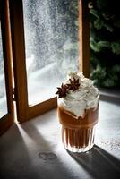 bicchiere di caldo cioccolato con frustato crema. zucchero polvere neve. accogliente inverno ancora vita fotografia. foto