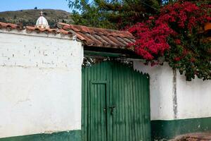 dettaglio di il bellissimo coloniale architettura di il strade di il coloniale piccolo cittadina di iza collocato nel il boyaca Dipartimento nel Colombia foto