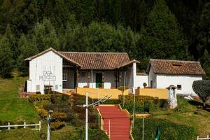 Visualizza di il pantano de vargas storico Casa Museo collocato nel paipa nel davanti di il lancieri memoriale scultorio complesso foto