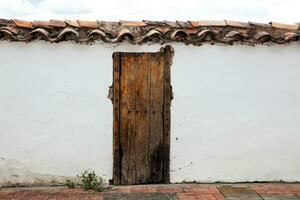 dettaglio di il bellissimo coloniale architettura di il strade di il coloniale piccolo cittadina di iza collocato nel il boyaca Dipartimento nel Colombia foto