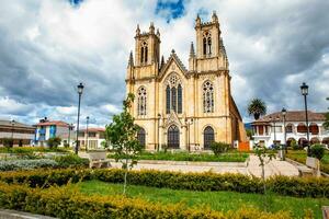 storico minore basilica di nostro signora di il nevica a il centrale piazza di il piccolo cittadina di Firavitoba collocato nel il regione di boyaca nel Colombia foto