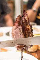 affettare la bistecca alla brasiliana sul piatto foto