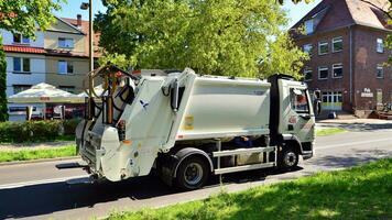 swinoujscie, Polonia. 15 agosto 2023. spazzatura camion rimuovere rifiuto a partire dal città strada. foto