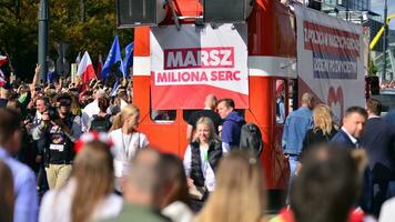 varsavia, Polonia. 1 ottobre 2023. marzo di un' milioni cuori. centinaia di migliaia marzo nel anti-governo protesta per mostrare supporto per democrazia. il spontaneo reazione di le persone. foto