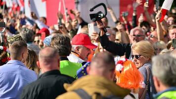 varsavia, Polonia. 1 ottobre 2023. marzo di un' milioni cuori. centinaia di migliaia marzo nel anti-governo protesta per mostrare supporto per democrazia. il spontaneo reazione di le persone. foto