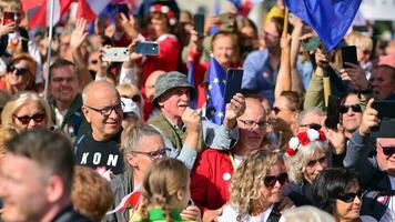 varsavia, Polonia. 1 ottobre 2023. marzo di un' milioni cuori. centinaia di migliaia marzo nel anti-governo protesta per mostrare supporto per democrazia. il spontaneo reazione di le persone. foto