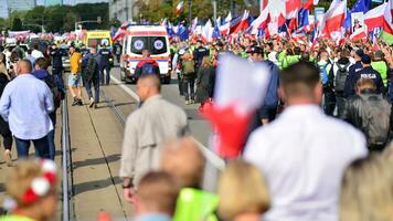 varsavia, Polonia. 1 ottobre 2023. marzo di un' milioni cuori. centinaia di migliaia marzo nel anti-governo protesta per mostrare supporto per democrazia. il spontaneo reazione di le persone. foto