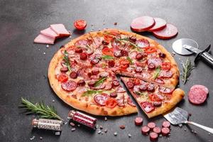 pizza ai peperoni con mozzarella, salame e prosciutto