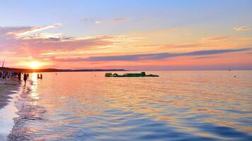 un' estate tramonto scenario su il orizzonte. mare nel d'oro colori e sorprendente nuvole su cielo. foto