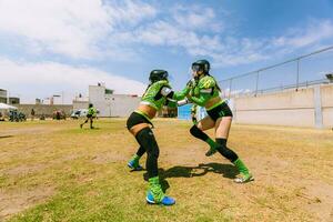 puebla, Messico 2023 - amichevole gioco di Da donna americano calcio nel Messico su un' piatto campo su un' soleggiato giorno foto