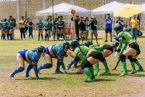 puebla, Messico 2023 - amichevole gioco di Da donna americano calcio nel Messico su un' piatto campo su un' soleggiato giorno foto