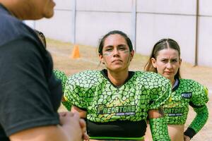 puebla, Messico 2023 - messicano donne americano calcio Giocatori si riunirono nel un' cerchio ascoltando per il dell'allenatore Istruzioni foto