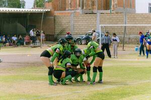 puebla, Messico 2023 - amichevole gioco di Da donna americano calcio nel Messico su un' piatto campo su un' soleggiato giorno foto