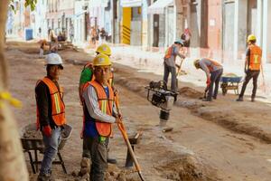 puebla, Messico 2023 - costruzione lavoratori opera per riparazione un' strada nel il storico centro di Puebla foto