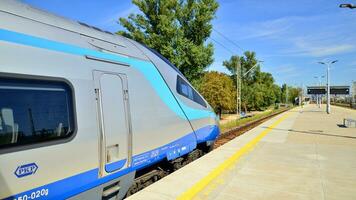 varsavia, Polonia. 5 settembre 2023. pkp intercity polacco treno addormentato auto a stazione piattaforma in attesa partenza nel in ritardo pomeriggio. pkp intercity pendolino treno. foto