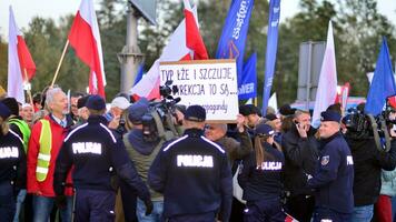 varsavia, Polonia. 9 ottobre 2023. sostenitori di donald zanna siamo in attesa per il arrivo di loro preferito nel davanti di il televisione studio foto