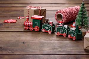 elementi natalizi di decorazioni per decorare l'albero di capodanno foto