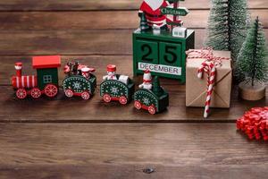 elementi natalizi di decorazioni per decorare l'albero di capodanno foto