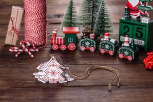 elementi natalizi di decorazioni per decorare l'albero di capodanno
